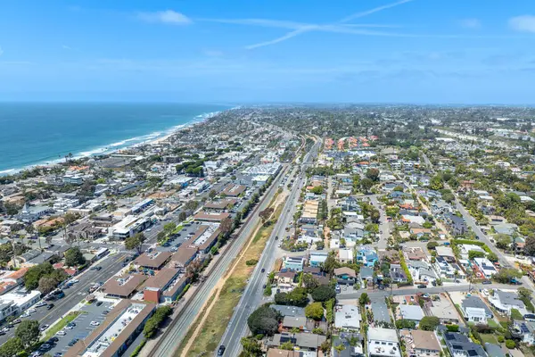 San Diego, Güney Kaliforniya, ABD 'de mavi okyanuslu zengin Encinitas kasabasının hava manzarası. 