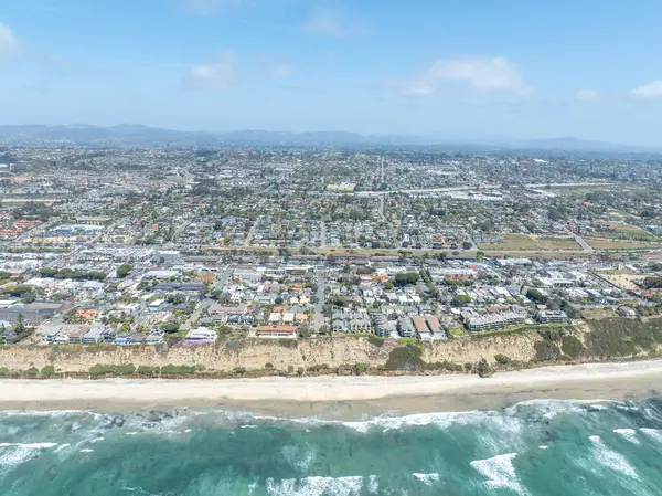 San Diego, Güney Kaliforniya, ABD 'de mavi okyanuslu zengin Encinitas kasabasının hava manzarası. 