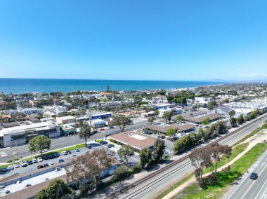 San Diego, Güney Kaliforniya, ABD 'de mavi okyanuslu zengin Encinitas kasabasının hava manzarası. 