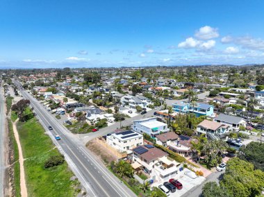 San Diego, Güney Kaliforniya 'daki zengin Encinitas kasabasının hava manzarası, ABD. 