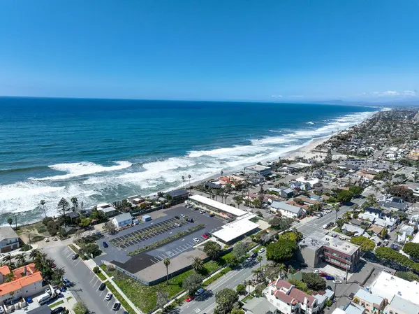 San Diego, Güney Kaliforniya, ABD 'de mavi okyanuslu zengin Encinitas kasabasının hava manzarası. 