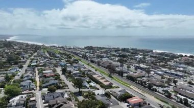 San Diego, Güney Kaliforniya, ABD 'de mavi okyanuslu zengin Encinitas kasabasının hava manzarası. 