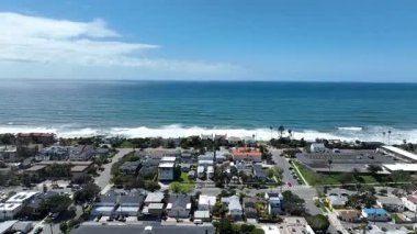 San Diego, Güney Kaliforniya, ABD 'de mavi okyanuslu zengin Encinitas kasabasının hava manzarası. 