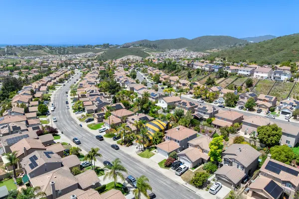 San Diego, Güney Kaliforniya 'da büyük bir evde sarı ve gri termit çadırı.