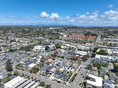 San Diego, Güney Kaliforniya 'daki zengin Encinitas kasabasının hava manzarası, ABD. 