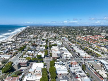 San Diego, Güney Kaliforniya, ABD 'de mavi okyanuslu zengin Encinitas kasabasının hava manzarası. 