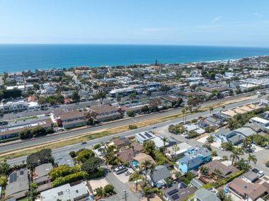 San Diego, Güney Kaliforniya, ABD 'de mavi okyanuslu zengin Encinitas kasabasının hava manzarası. 