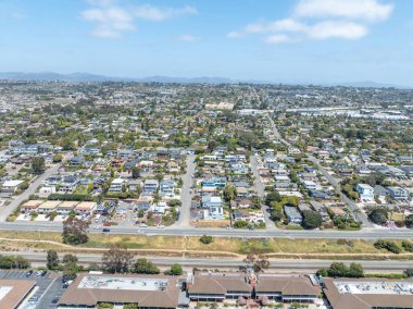 San Diego, Güney Kaliforniya 'daki zengin Encinitas kasabasının hava manzarası, ABD. 