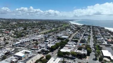 San Diego, Güney Kaliforniya, ABD 'de mavi okyanuslu zengin Encinitas kasabasının hava manzarası. 
