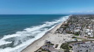 San Diego, Güney Kaliforniya, ABD 'de mavi okyanuslu zengin Encinitas kasabasının hava manzarası. 