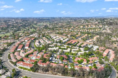 Carlsbad, North County San Diego, Kaliforniya, ABD 'deki Condonium ve apartman manzarası.