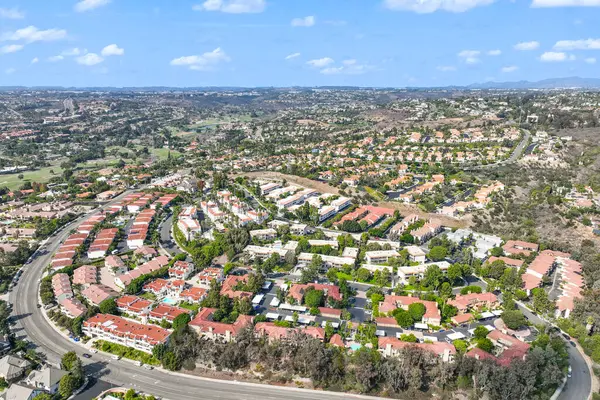 Carlsbad, North County San Diego, Kaliforniya, ABD 'deki Condonium ve apartman manzarası.