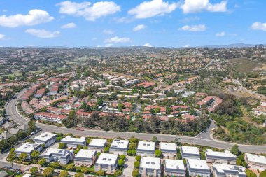 Carlsbad, North County San Diego, Kaliforniya, ABD 'deki Condonium ve apartman manzarası.
