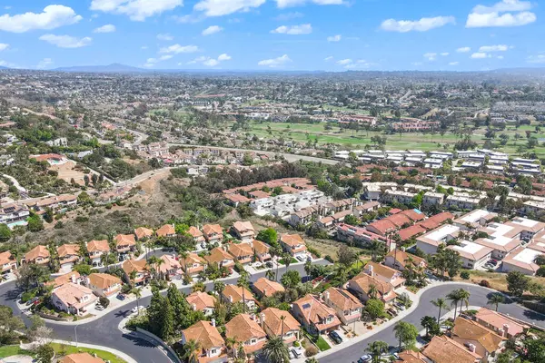 Carlsbad, North County San Diego, Kaliforniya, ABD 'deki Condonium ve apartman manzarası.