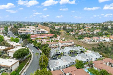 Carlsbad, North County San Diego, Kaliforniya, ABD 'deki Condonium ve apartman manzarası.
