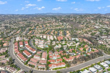 Carlsbad, North County San Diego, Kaliforniya, ABD 'deki Condonium ve apartman manzarası.