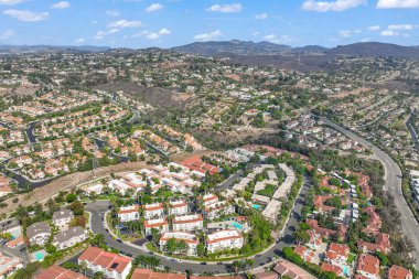 Carlsbad, North County San Diego, Kaliforniya, ABD 'deki Condonium ve apartman manzarası.