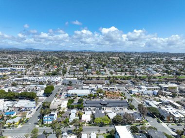 San Diego, Güney Kaliforniya 'daki zengin Encinitas kasabasının hava manzarası, ABD. 
