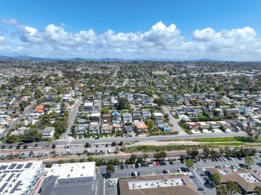 San Diego, Güney Kaliforniya 'daki zengin Encinitas kasabasının hava manzarası, ABD. 