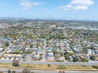 San Diego, Güney Kaliforniya 'daki zengin Encinitas kasabasının hava manzarası, ABD. 