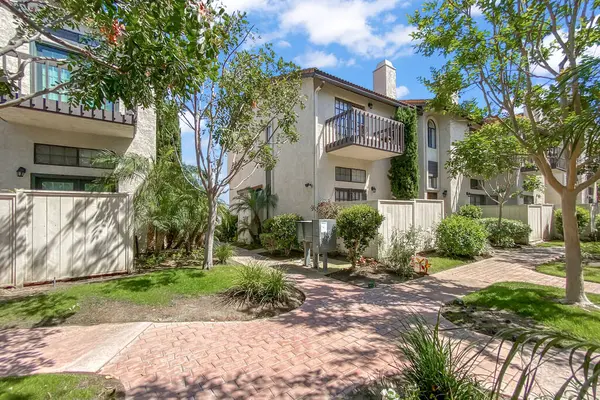 Beton yolu olan apartmanlar ve Carlsbad, San Diego, ABD 'de ağaçları olan bahçeler. 26 Haziran 2025