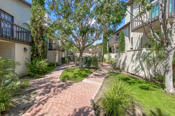 Beton yolu olan apartmanlar ve Carlsbad, San Diego, ABD 'de ağaçları olan bahçeler. 26 Haziran 2025