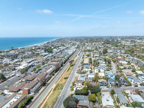 San Diego, Güney Kaliforniya, ABD 'de mavi okyanuslu zengin Encinitas kasabasının hava manzarası. 