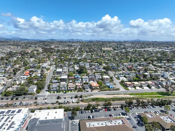 San Diego, Güney Kaliforniya 'daki zengin Encinitas kasabasının hava manzarası, ABD. 