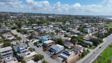 San Diego, Güney Kaliforniya, ABD 'de mavi okyanuslu zengin Encinitas kasabasının hava manzarası. 