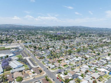 Whittier 'in yukarı kesiminin gündüz kuşağı manzarası ev ve sokak, Kaliforniya, ABD