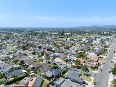 Whittier 'in yukarı kesiminin gündüz kuşağı manzarası ev ve sokak, Kaliforniya, ABD