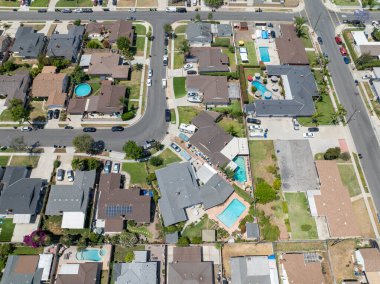 Whittier 'in yukarı kesiminin gündüz kuşağı manzarası ev ve sokak, Kaliforniya, ABD