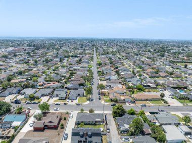 Whittier 'in yukarı kesiminin gündüz kuşağı manzarası ev ve sokak, Kaliforniya, ABD