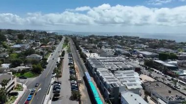 Encinitas şehrinin San Diego, Güney Kaliforniya 'daki Amtrak tren raylı havadan görüntüsü.. 