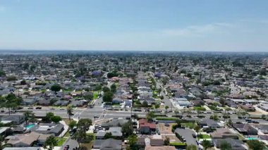 Whittier 'in yukarı kesiminin gündüz kuşağı manzarası ev ve sokak, Kaliforniya, ABD
