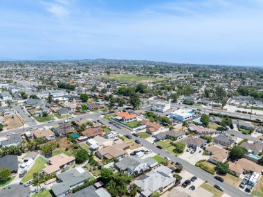 Whittier 'in yukarı kesiminin gündüz kuşağı manzarası ev ve sokak, Kaliforniya, ABD