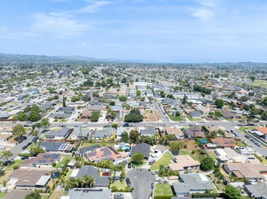 Whittier 'in yukarı kesiminin gündüz kuşağı manzarası ev ve sokak, Kaliforniya, ABD
