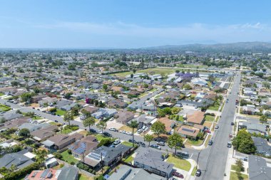 Whittier 'in yukarı kesiminin gündüz kuşağı manzarası ev ve sokak, Kaliforniya, ABD