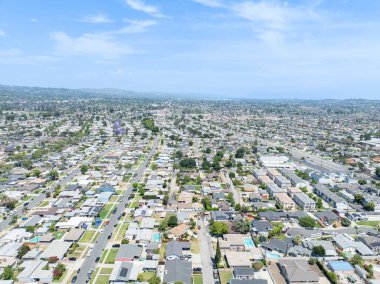 Whittier 'in yukarı kesiminin gündüz kuşağı manzarası ev ve sokak, Kaliforniya, ABD