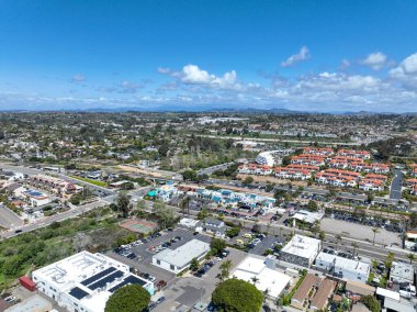 San Diego, Güney Kaliforniya 'daki zengin Encinitas kasabasının hava manzarası, ABD. 
