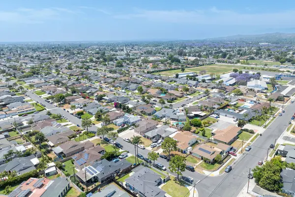 Whittier 'in yukarı kesiminin gündüz kuşağı manzarası ev ve sokak, Kaliforniya, ABD