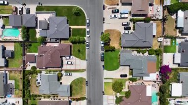 Whittier 'in yukarı kesiminin gündüz kuşağı manzarası ev ve sokak, Kaliforniya, ABD