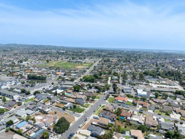 Whittier 'in yukarı kesiminin gündüz kuşağı manzarası ev ve sokak, Kaliforniya, ABD