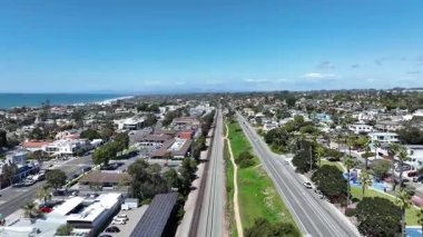 Encinitas şehrinin San Diego, Güney Kaliforniya 'daki Amtrak tren raylı havadan görüntüsü.. 