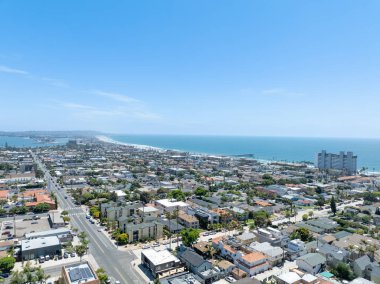 Yazın, Güney Kaliforniya 'da, San Diego' daki Pasifik Sahili ve Okyanus 'un havadan görünüşü. ABD.