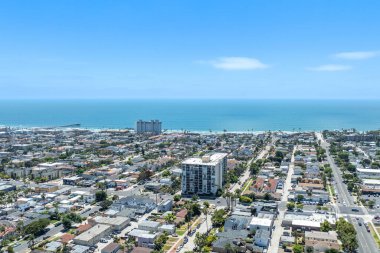 Yazın, Güney Kaliforniya 'da, San Diego' daki Pasifik Sahili ve Okyanus 'un havadan görünüşü. ABD.