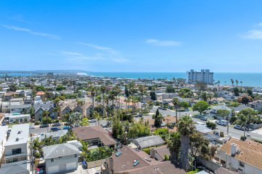 Yazın, Güney Kaliforniya 'da, San Diego' daki Pasifik Sahili ve Okyanus 'un havadan görünüşü. ABD.