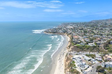 Yazın, Güney Kaliforniya 'da, San Diego' daki Pasifik Sahili ve Okyanus 'un havadan görünüşü. ABD.