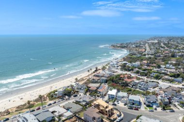 Yazın, Güney Kaliforniya 'da, San Diego' daki Pasifik Sahili ve Okyanus 'un havadan görünüşü. ABD.