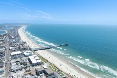 Yazın, Güney Kaliforniya 'da, San Diego' daki Pasifik Sahili ve Okyanus 'un havadan görünüşü. ABD.